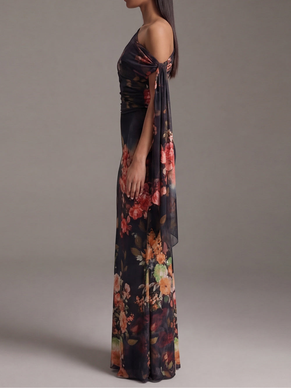 Vestido Largo con Un Solo Hombro de Gasa Plisada Negra con Elegante Estampado
