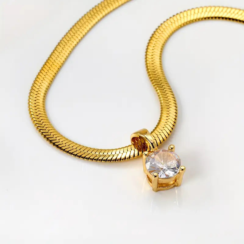 Elegante collar con colgante de pedrería detalle