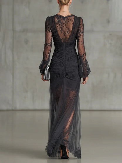 Elegante Vestido Largo Gris Oscuro de Encaje Fruncido Transparente de Manga Larga con Abertura