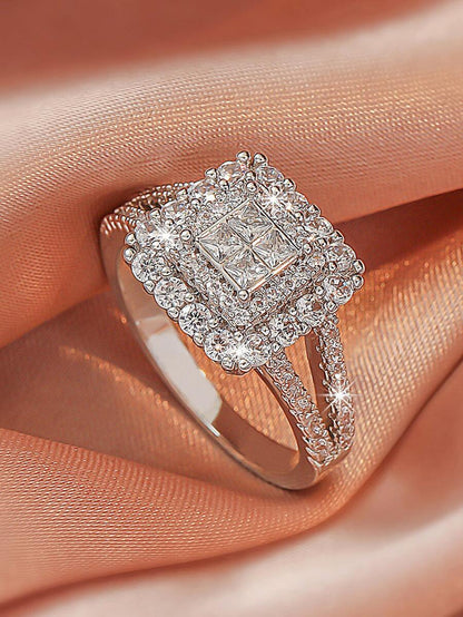 Alicia – Anillo de Halo Cuadrado con Pavé Brillante