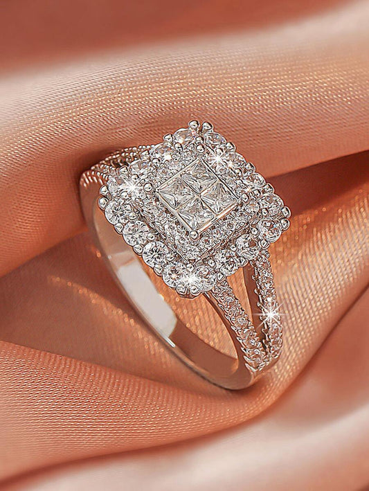 Alicia – Anillo de Halo Cuadrado con Pavé Brillante