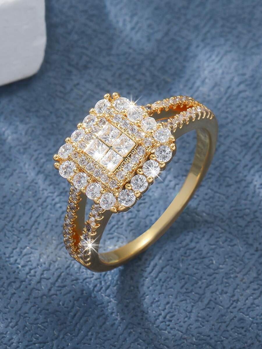 Alicia – Anillo de Halo Cuadrado con Pavé Brillante