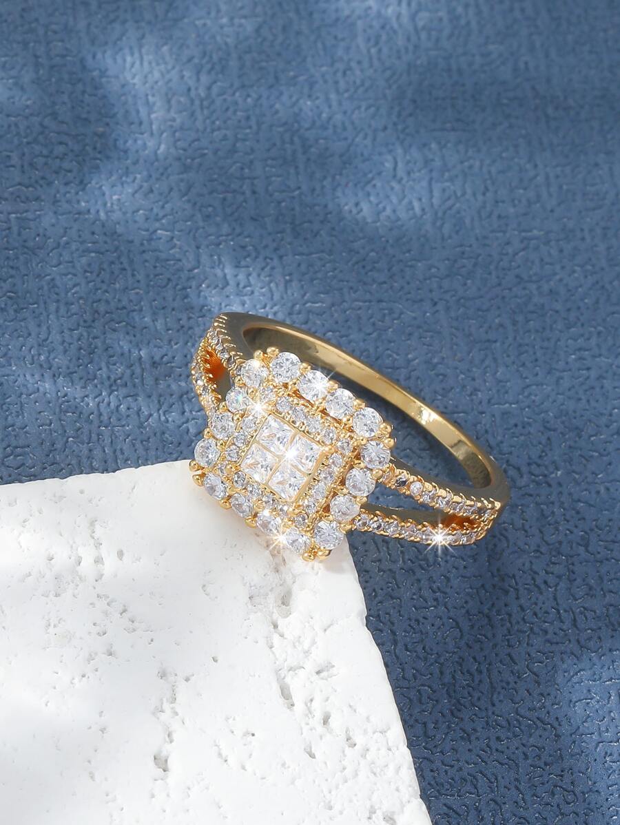 Alicia – Anillo de Halo Cuadrado con Pavé Brillante