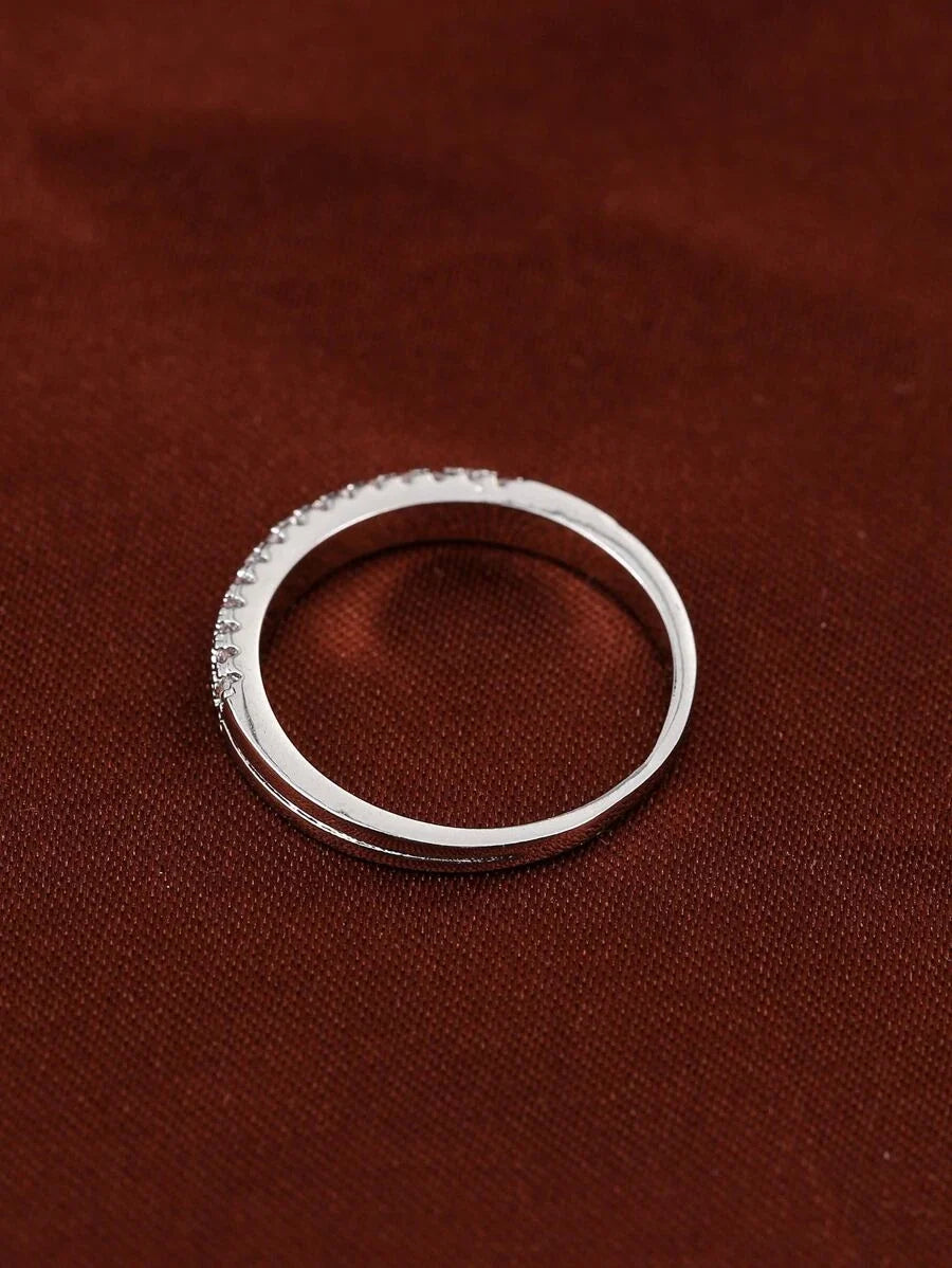 Clarian – Anillo Atemporal con Brillo Tipo Diamante