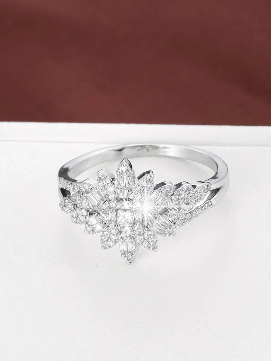 Daniela – Anillo Corona Elegante con Brillo Refinado