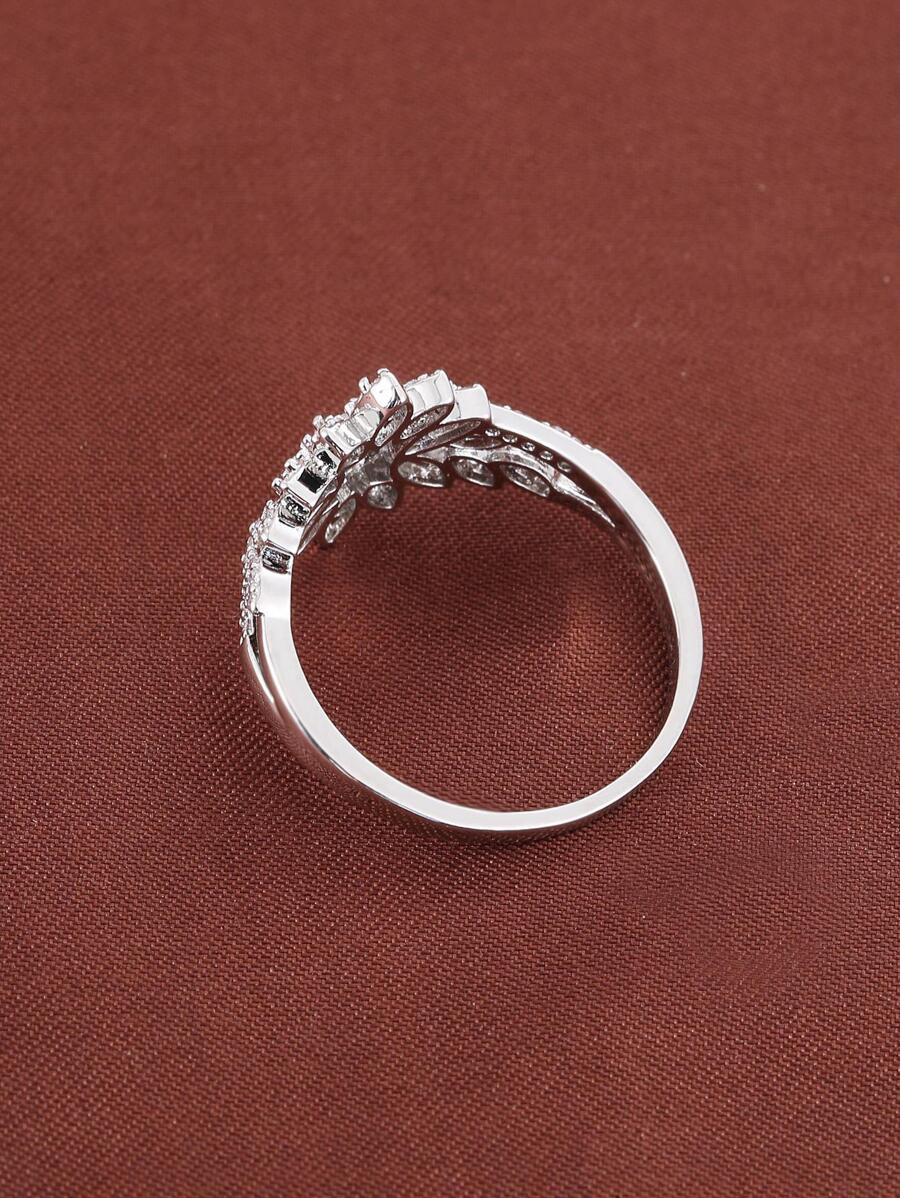 Daniela – Anillo Corona Elegante con Brillo Refinado