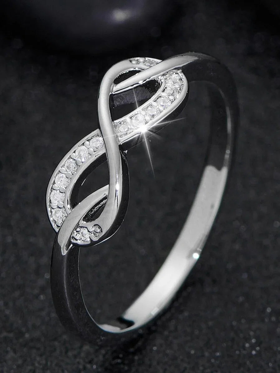 Laura – Anillo Infinito con Piedras Brillantes y Diseño Delicado