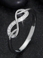 Laura – Anillo Infinito con Piedras Brillantes y Diseño Delicado
