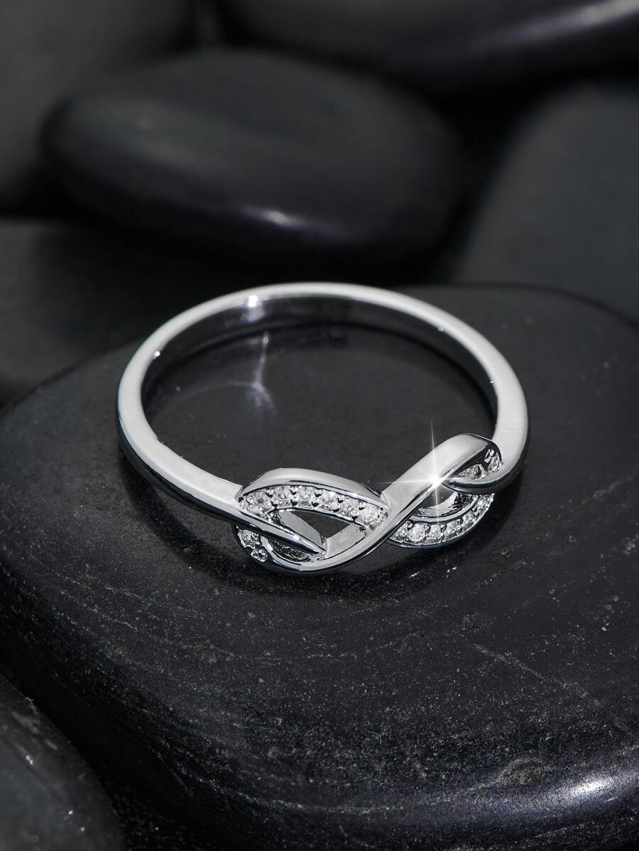 Laura – Anillo Infinito con Piedras Brillantes y Diseño Delicado