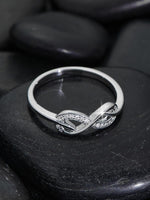 Laura – Anillo Infinito con Piedras Brillantes y Diseño Delicado