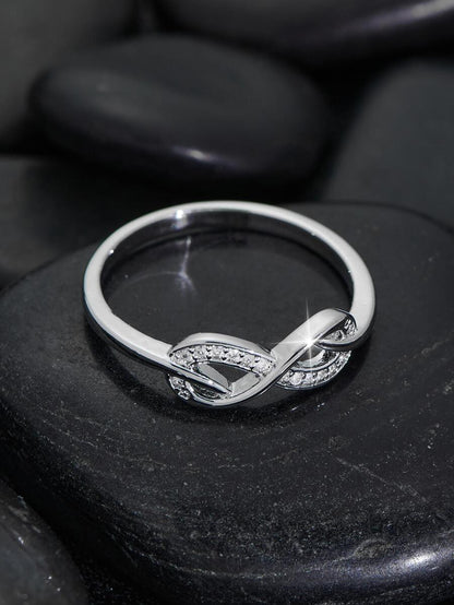 Laura – Anillo Infinito con Piedras Brillantes y Diseño Delicado