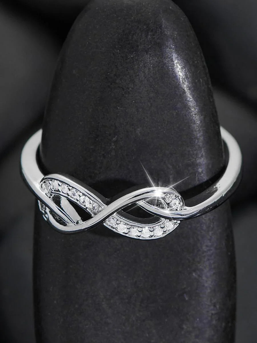 Laura – Anillo Infinito con Piedras Brillantes y Diseño Delicado