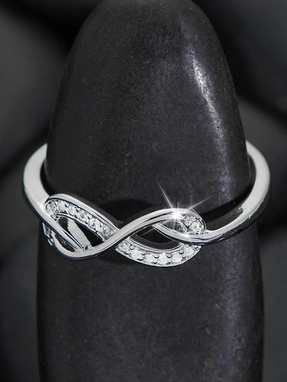 Laura – Anillo Infinito con Piedras Brillantes y Diseño Delicado