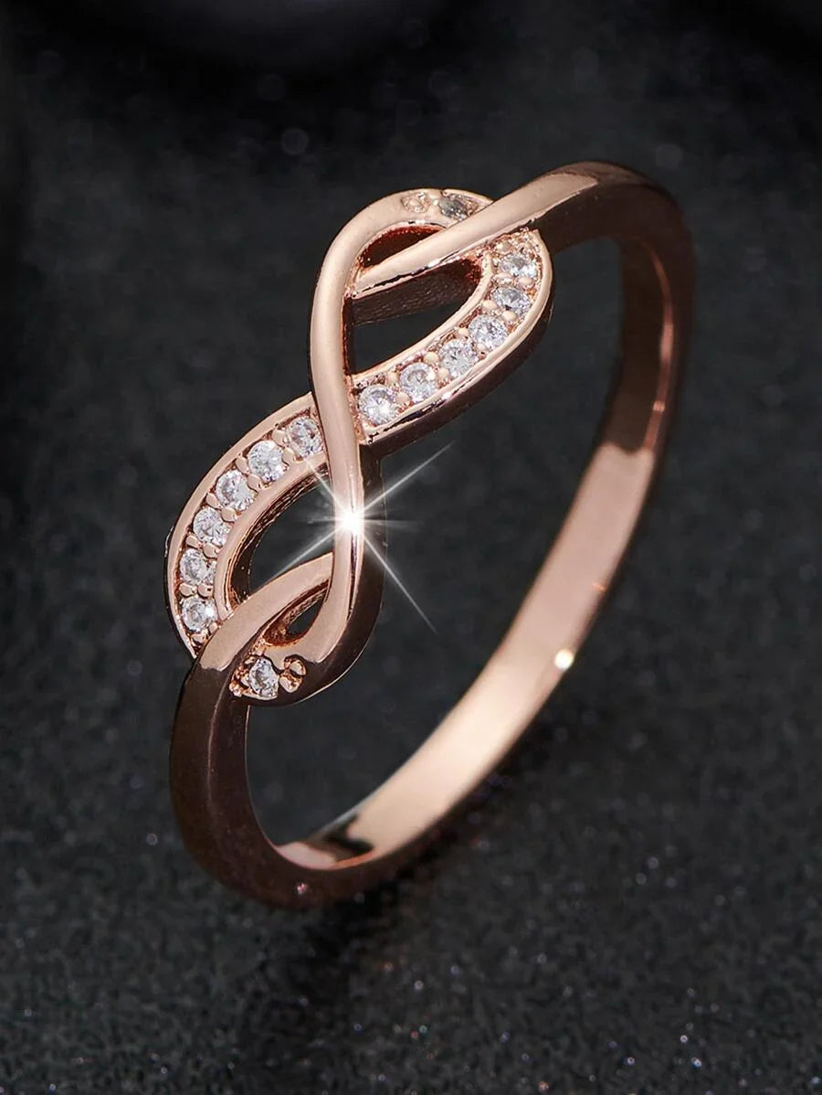 Laura – Anillo Infinito con Piedras Brillantes y Diseño Delicado