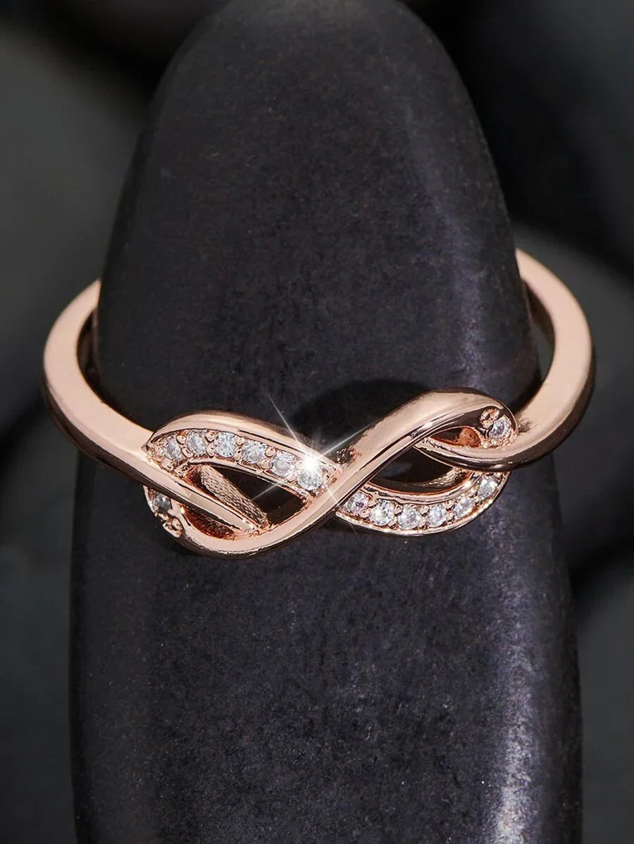 Laura – Anillo Infinito con Piedras Brillantes y Diseño Delicado