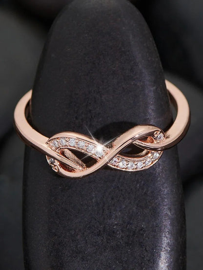 Laura – Anillo Infinito con Piedras Brillantes y Diseño Delicado
