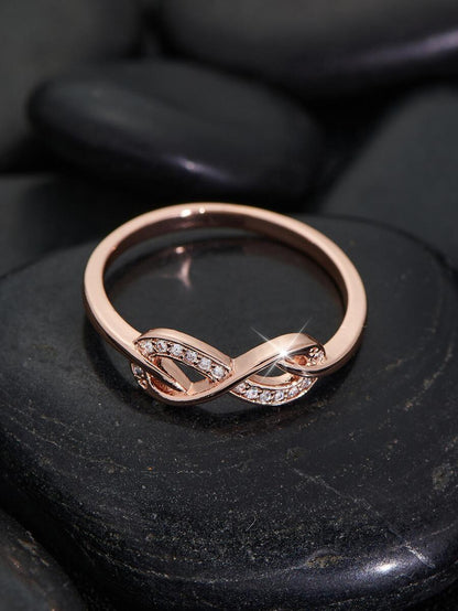 Laura – Anillo Infinito con Piedras Brillantes y Diseño Delicado