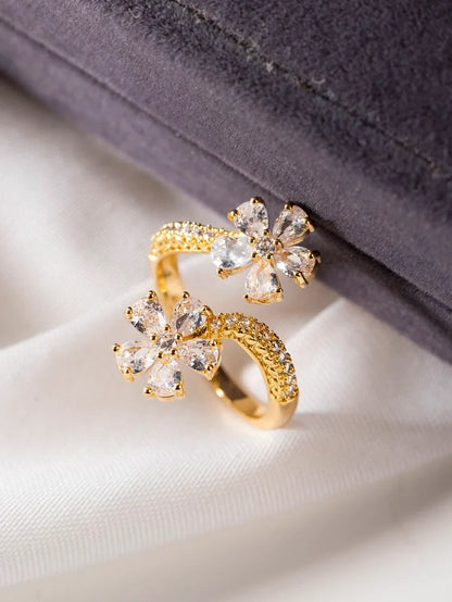 Marta – Anillo Floral Elegante con Brillo Refinado