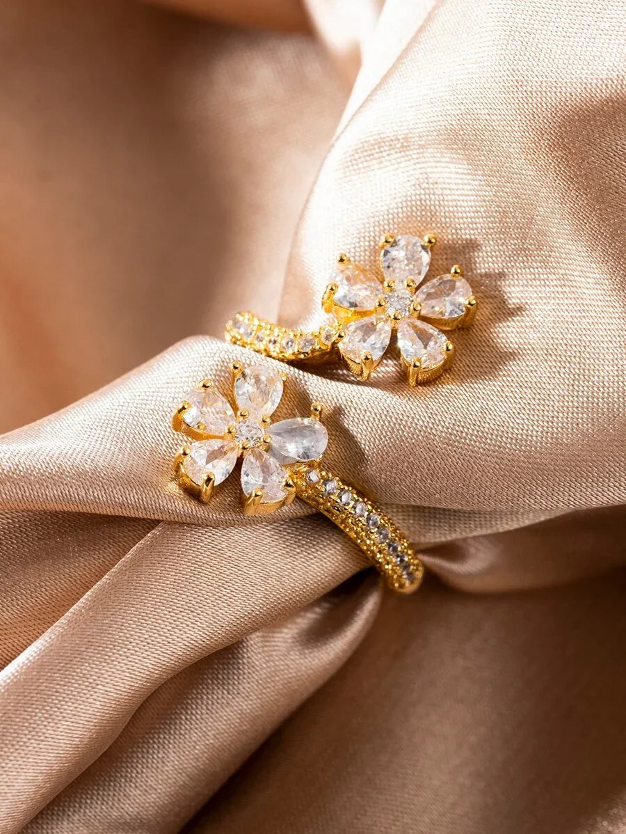 Marta – Anillo Floral Elegante con Brillo Refinado
