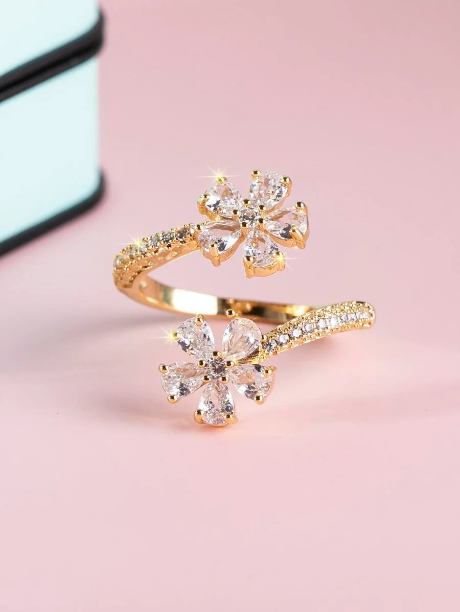 Marta – Anillo Floral Elegante con Brillo Refinado