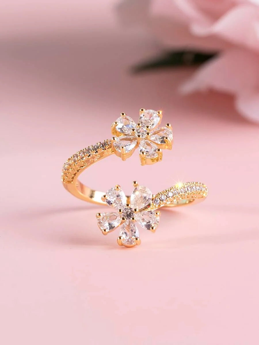 Marta – Anillo Floral Elegante con Brillo Refinado