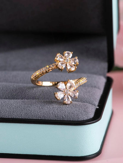 Marta – Anillo Floral Elegante con Brillo Refinado