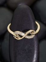 Laura – Anillo Infinito con Piedras Brillantes y Diseño Delicado