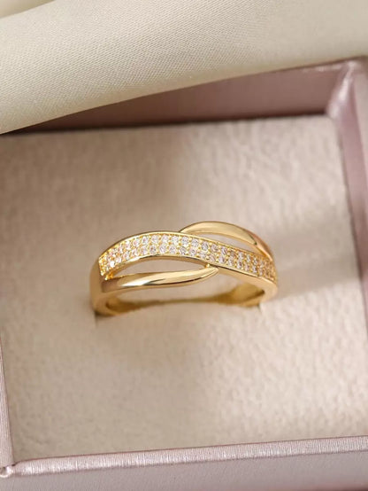 HELEN – Anillo Clásico de Zirconia con Acabado Dorado