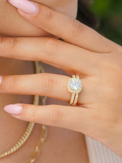 Marina – Anillo Clásico Dorado con Zirconia Cúbica