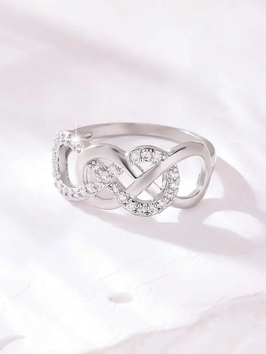 Laura – Anillo Infinito con Piedras Brillantes y Diseño Delicado