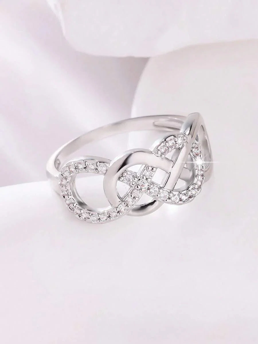 Laura – Anillo Infinito con Piedras Brillantes y Diseño Delicado