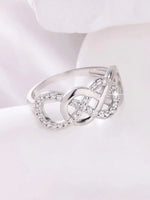 Laura – Anillo Infinito con Piedras Brillantes y Diseño Delicado