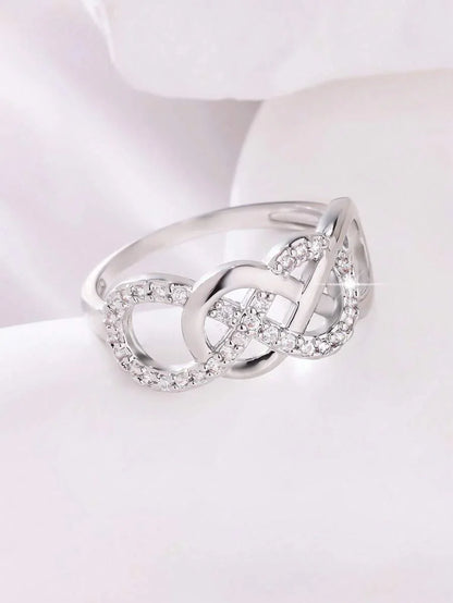 Laura – Anillo Infinito con Piedras Brillantes y Diseño Delicado