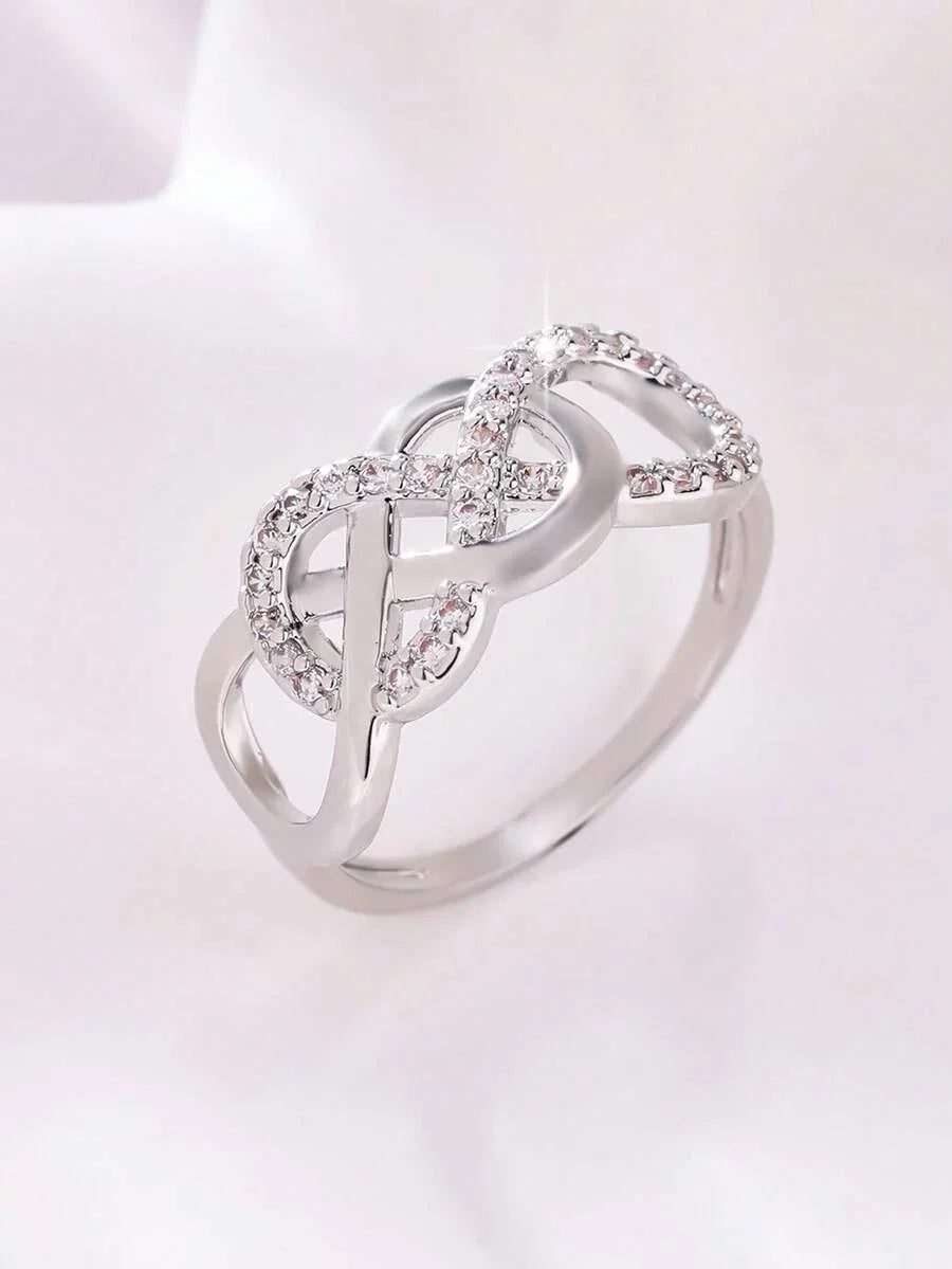 Laura – Anillo Infinito con Piedras Brillantes y Diseño Delicado