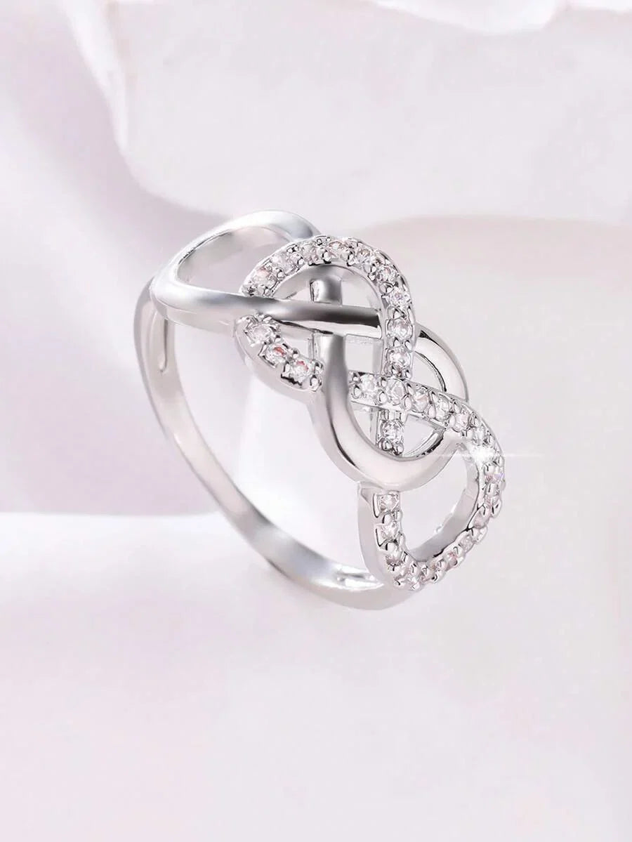 Laura – Anillo Infinito con Piedras Brillantes y Diseño Delicado