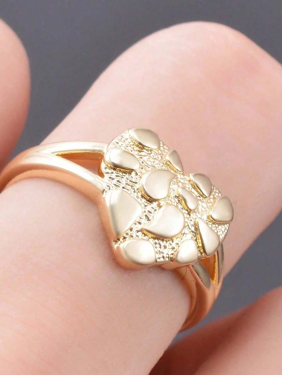 Isabel – Anillo de Corazón Dorado con Diseño Esculpido