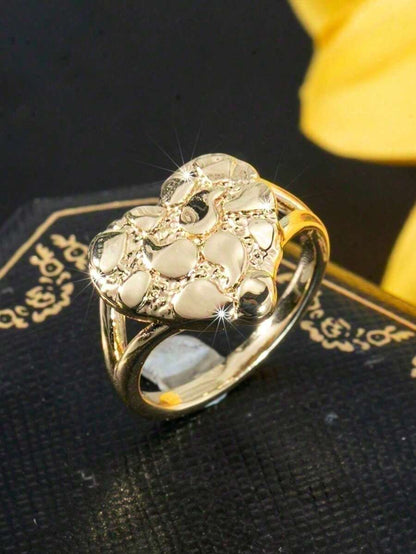 Isabel – Anillo de Corazón Dorado con Diseño Esculpido