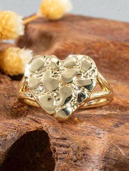 Isabel – Anillo de Corazón Dorado con Diseño Esculpido