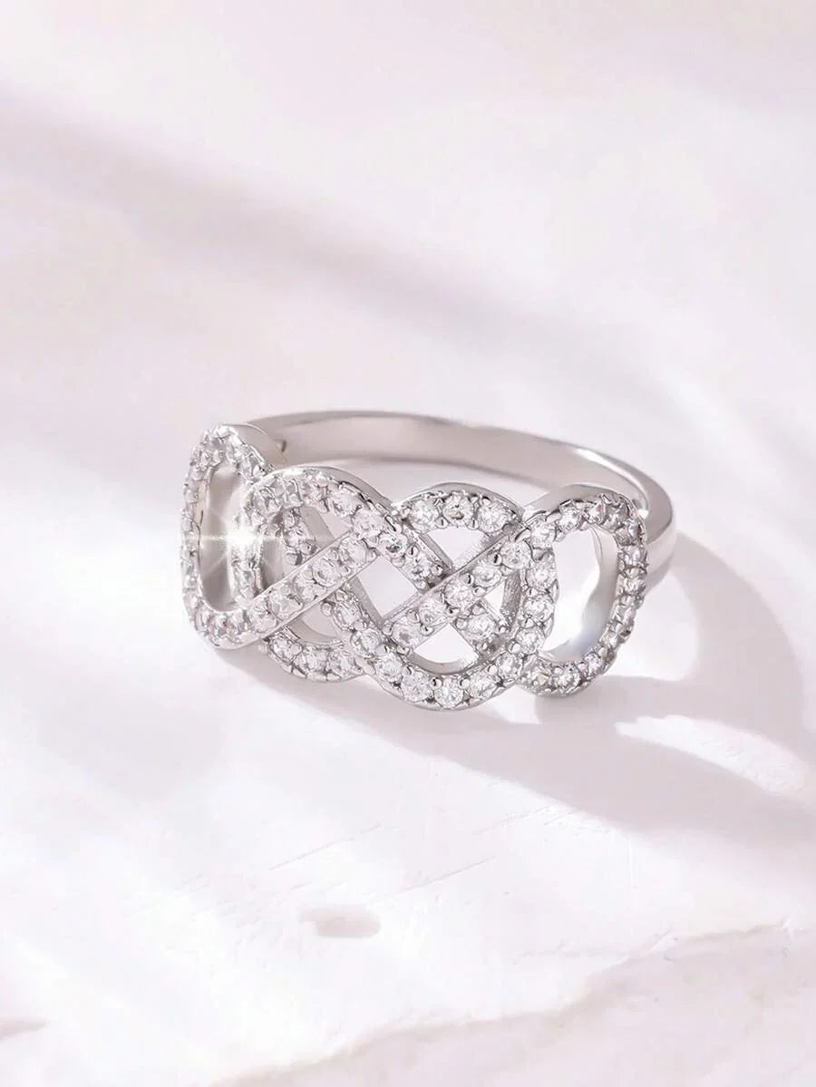 Laura – Anillo Infinito con Piedras Brillantes y Diseño Delicado