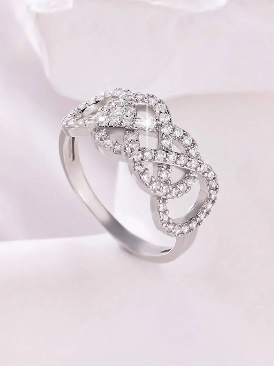 Laura – Anillo Infinito con Piedras Brillantes y Diseño Delicado
