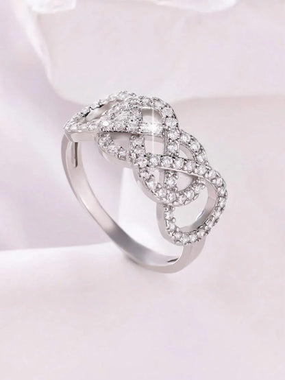 Laura – Anillo Infinito con Piedras Brillantes y Diseño Delicado