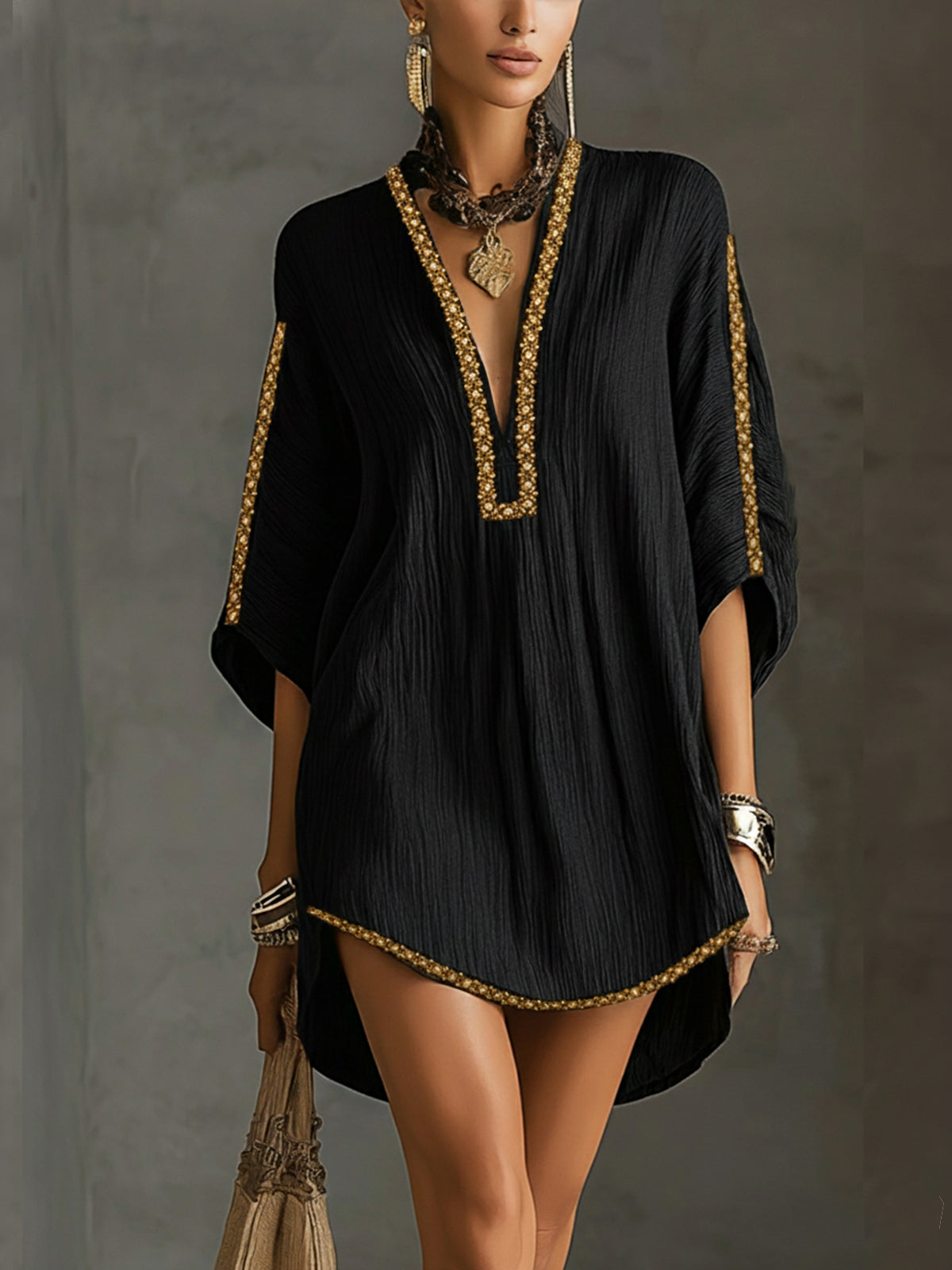 Mirella | Vestido corto negro con escote pronunciado en V
