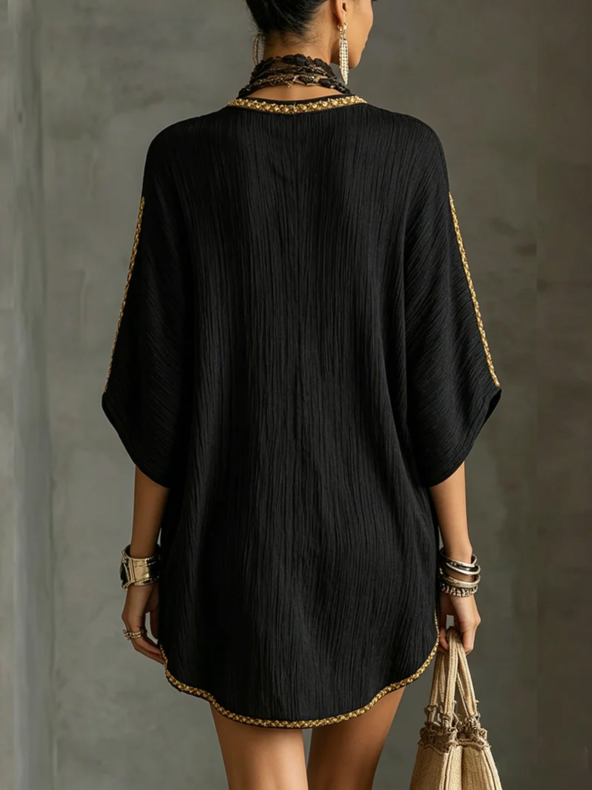 Mirella | Vestido corto negro con escote pronunciado en V