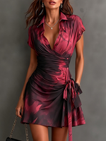 Serena | Vestido Corto Cruzado con Estampado Abstracto, Burdeos