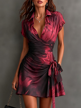 Serena | Vestido Corto Cruzado con Estampado Abstracto, Burdeos