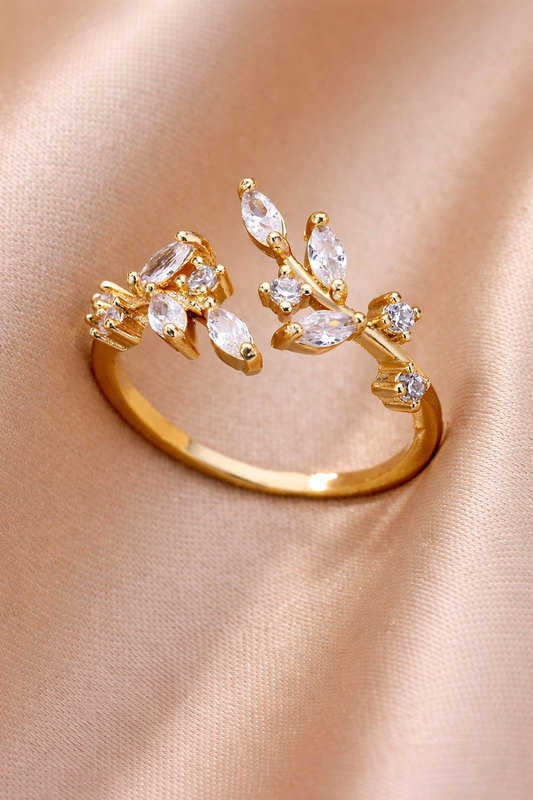 Andrea – Anillo de Hoja Dorada con Brillo Elegante