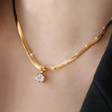 Elegante collar con colgante de pedrería