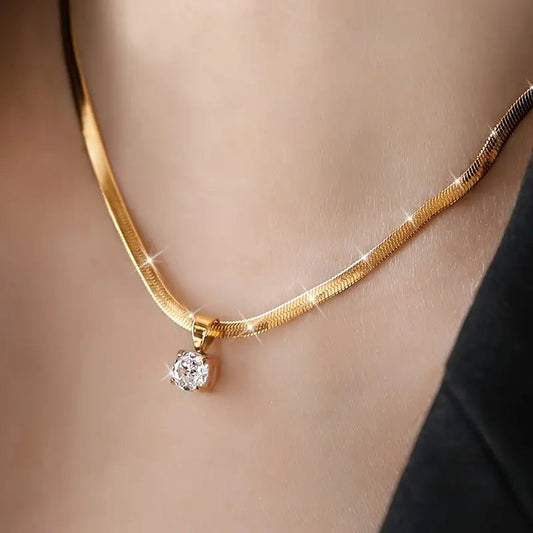 Elegante collar con colgante de pedrería