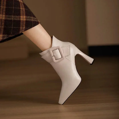 CARLA - Botines de Piel Vegana con Maxi Hebilla y Tacón Esculpido de 10 cm