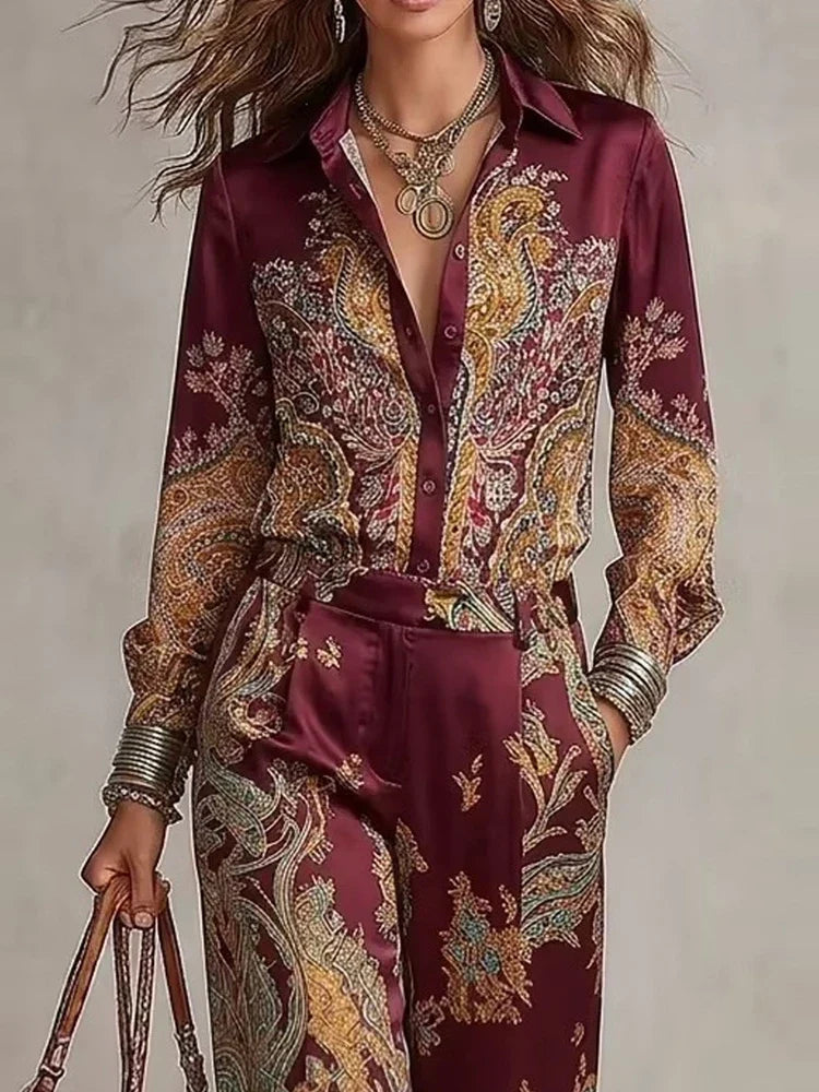Chiara | Conjunto retro en raso paisley con cuello solapa